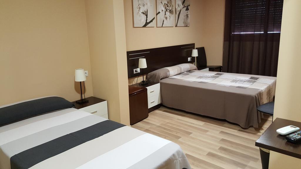 Pension Avenida Vilafranca del Penedès Extérieur photo